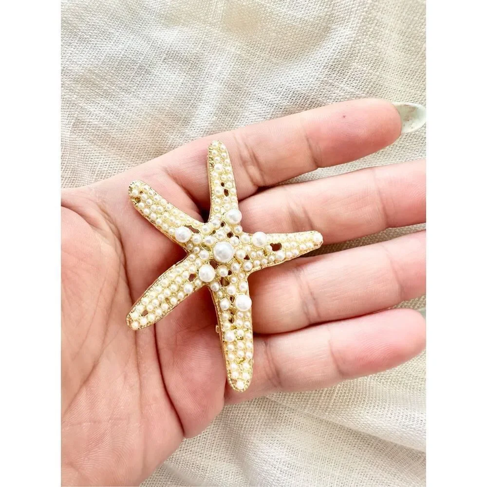 Faux pearl and gold starfish hair clip ￼